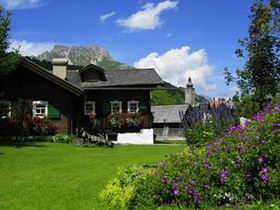 Die Alte Mhle im Dorfzentrum mit Blumenschmuck